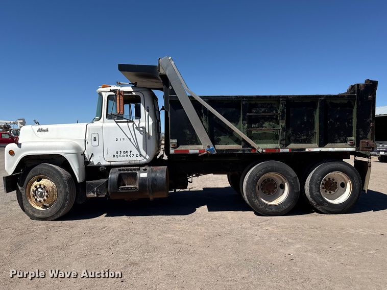 image for item DZ5338 1981 Mack R686ST dump truck