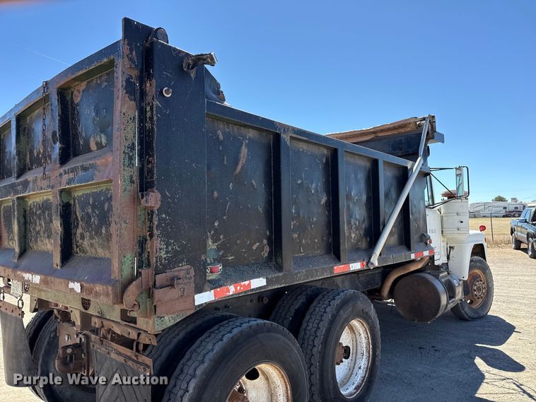 image for item DZ5338 1981 Mack R686ST dump truck