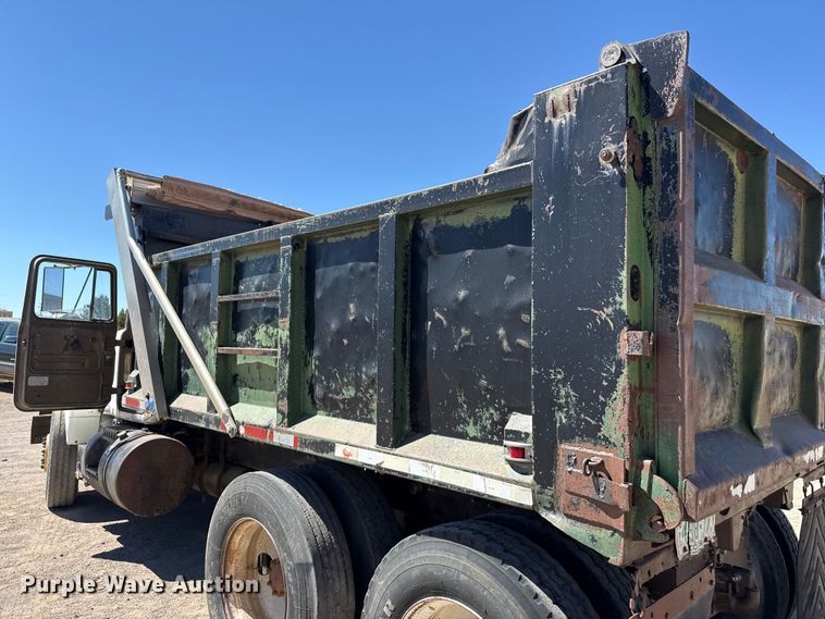 image for item DZ5338 1981 Mack R686ST dump truck