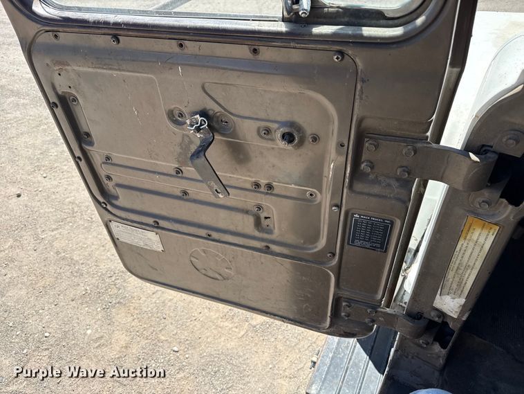 image for item DZ5338 1981 Mack R686ST dump truck