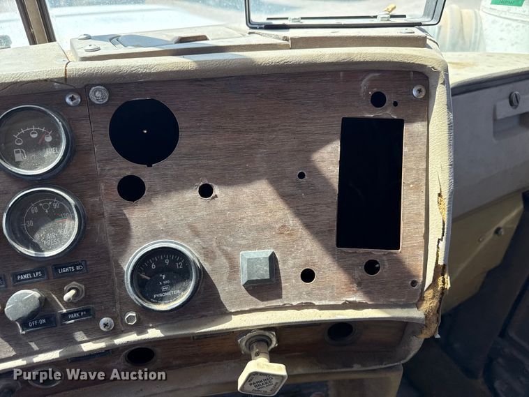 image for item DZ5338 1981 Mack R686ST dump truck