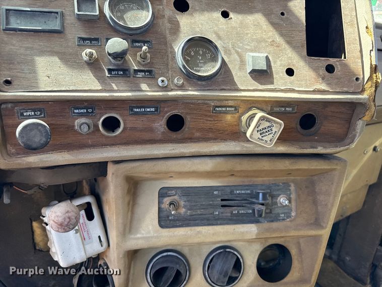 image for item DZ5338 1981 Mack R686ST dump truck