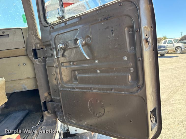 image for item DZ5338 1981 Mack R686ST dump truck