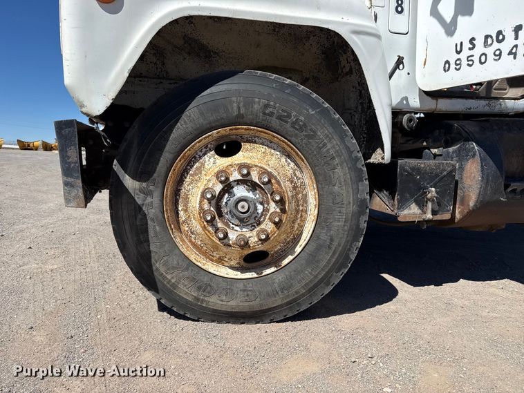 image for item DZ5338 1981 Mack R686ST dump truck