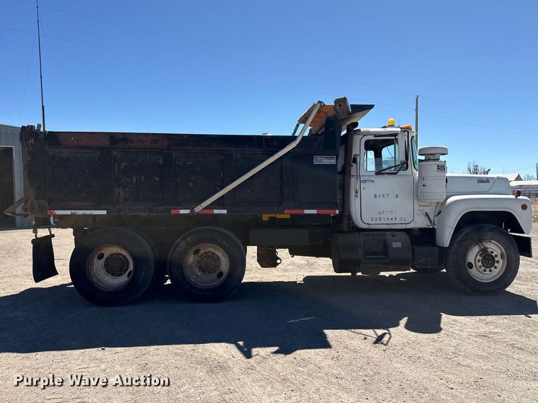 image for item DZ5339 1982 Mack R686ST dump truck