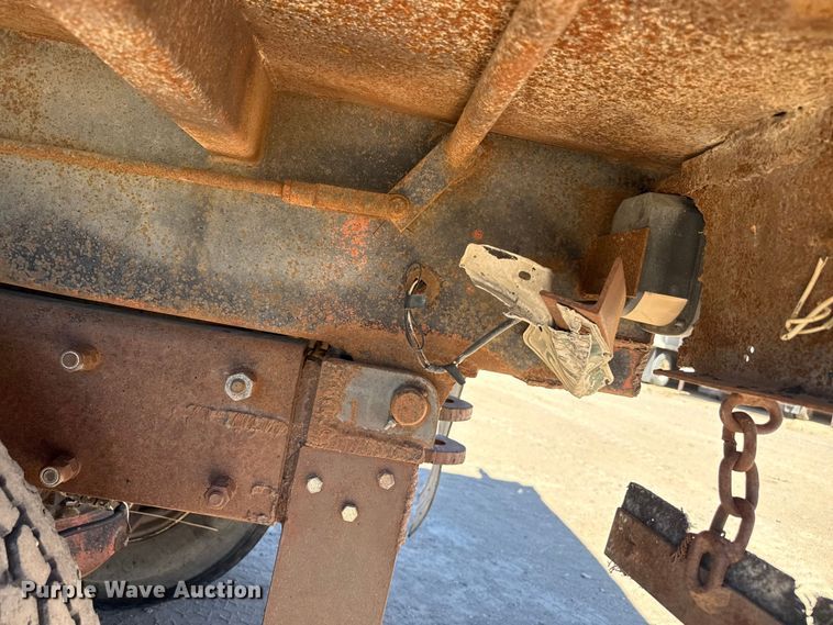 image for item DZ5339 1982 Mack R686ST dump truck