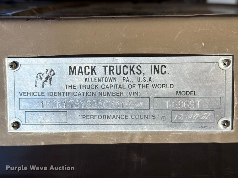 image for item DZ5339 1982 Mack R686ST dump truck