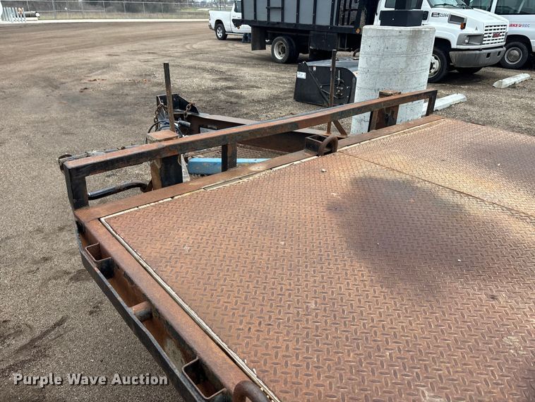 image for item EA4717 2010 PJ Deckover equipment trailer