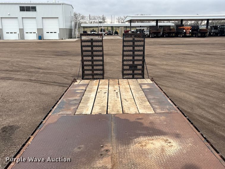 image for item EA4717 2010 PJ Deckover equipment trailer