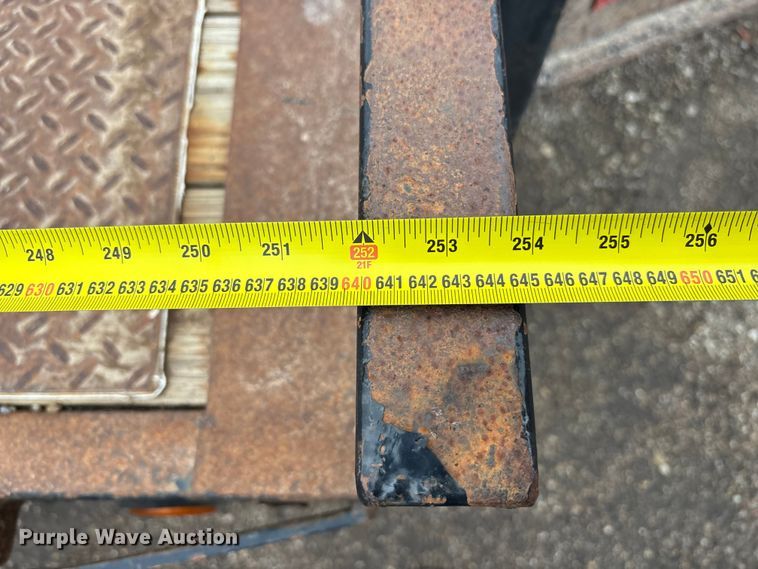 image for item EA4717 2010 PJ Deckover equipment trailer