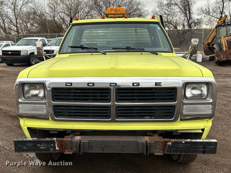image for item EA4724 1992 Dodge D350 flatbed truck