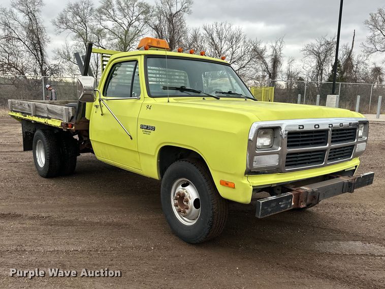 image for item EA4724 1992 Dodge D350 flatbed truck