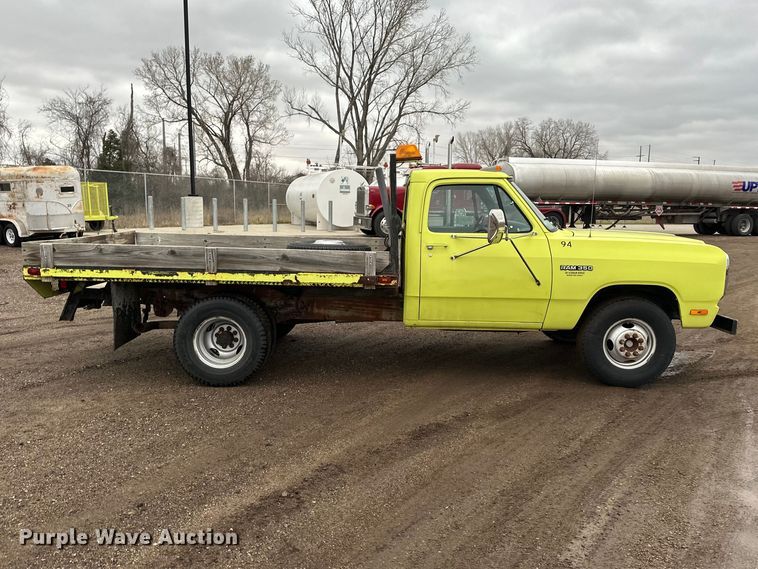 image for item EA4724 1992 Dodge D350 flatbed truck