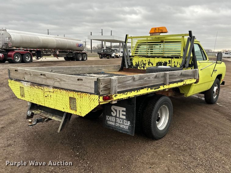image for item EA4724 1992 Dodge D350 flatbed truck