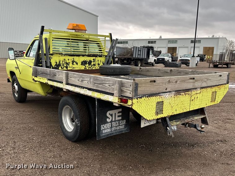 image for item EA4724 1992 Dodge D350 flatbed truck