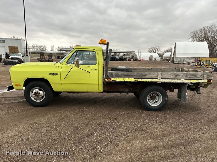 image for item EA4724 1992 Dodge D350 flatbed truck