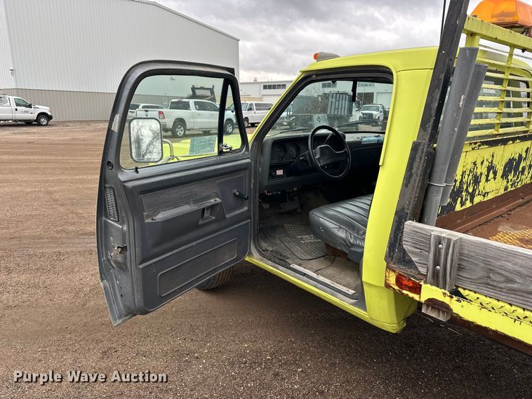 image for item EA4724 1992 Dodge D350 flatbed truck