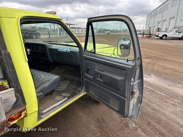 image for item EA4724 1992 Dodge D350 flatbed truck