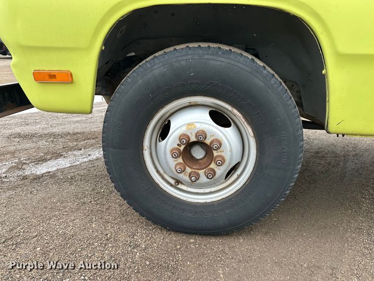 image for item EA4724 1992 Dodge D350 flatbed truck