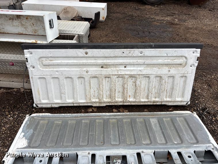 image for item EA4725 Assorted tailgates, bumpers and toolboxes Automotive parts