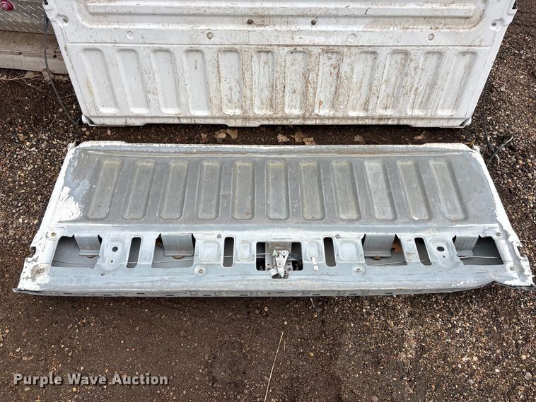 image for item EA4725 Assorted tailgates, bumpers and toolboxes Automotive parts