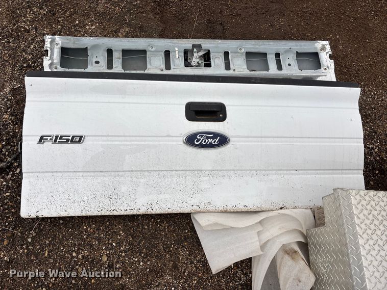 image for item EA4725 Assorted tailgates, bumpers and toolboxes Automotive parts
