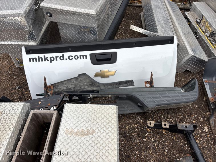 image for item EA4725 Assorted tailgates, bumpers and toolboxes Automotive parts