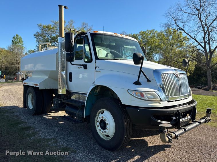 image for item EA7238 2009 International 4300 water truck