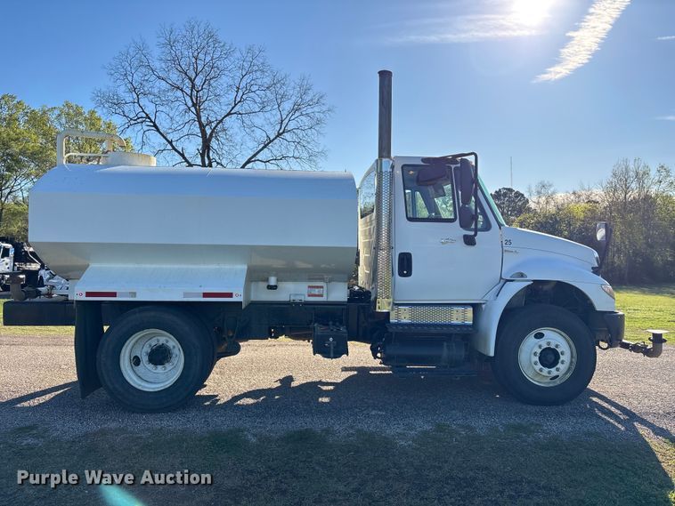 image for item EA7238 2009 International 4300 water truck