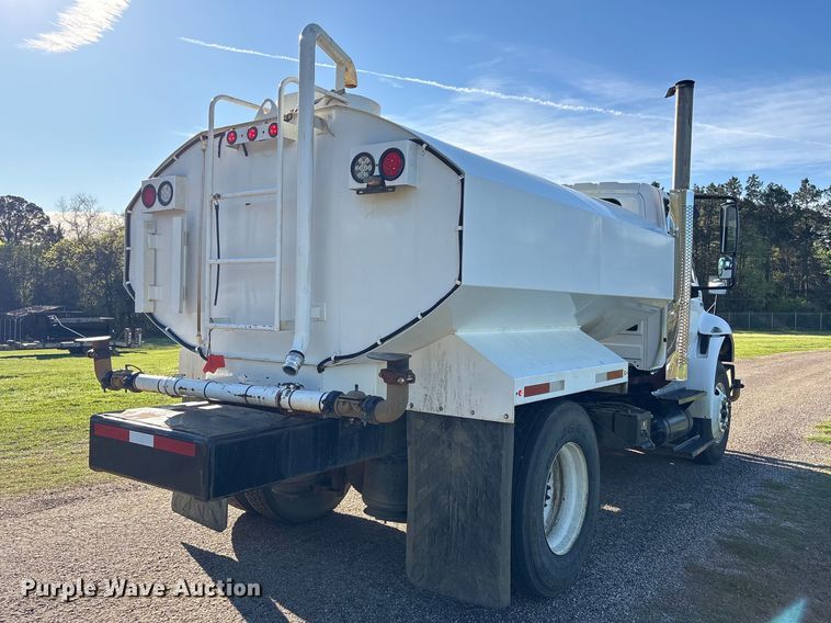 image for item EA7238 2009 International 4300 water truck