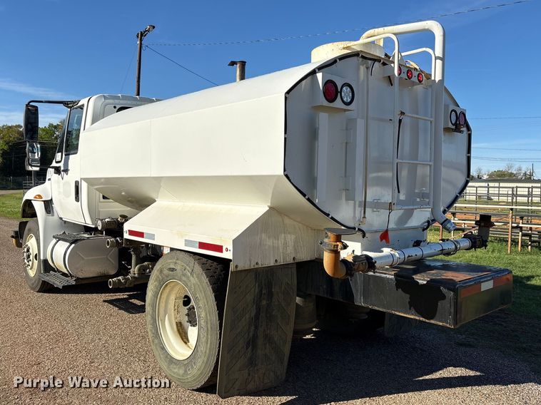 image for item EA7238 2009 International 4300 water truck