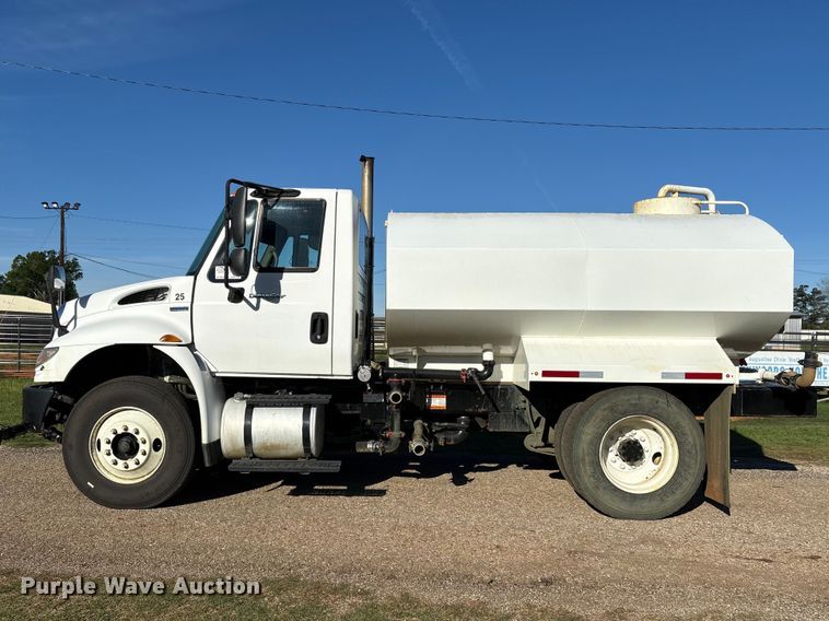 image for item EA7238 2009 International 4300 water truck