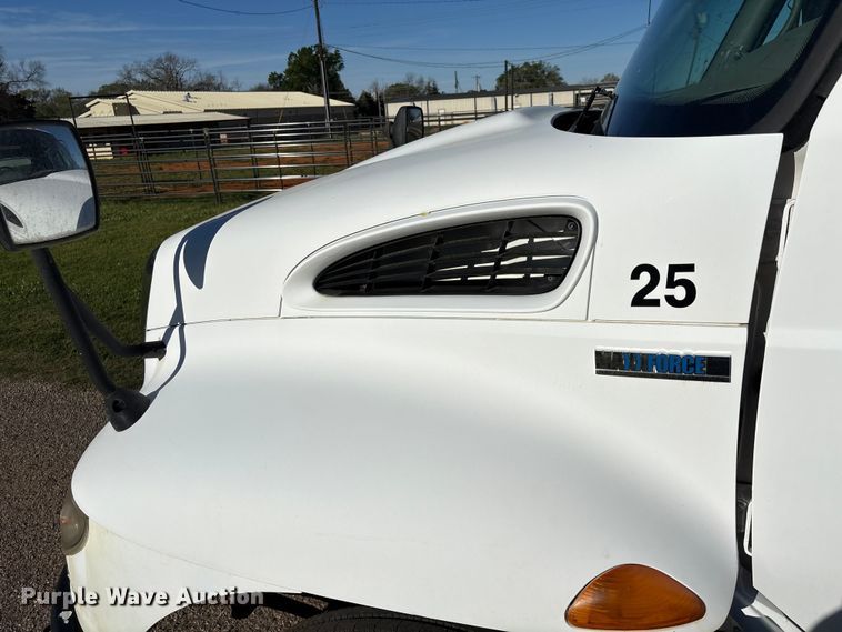 image for item EA7238 2009 International 4300 water truck