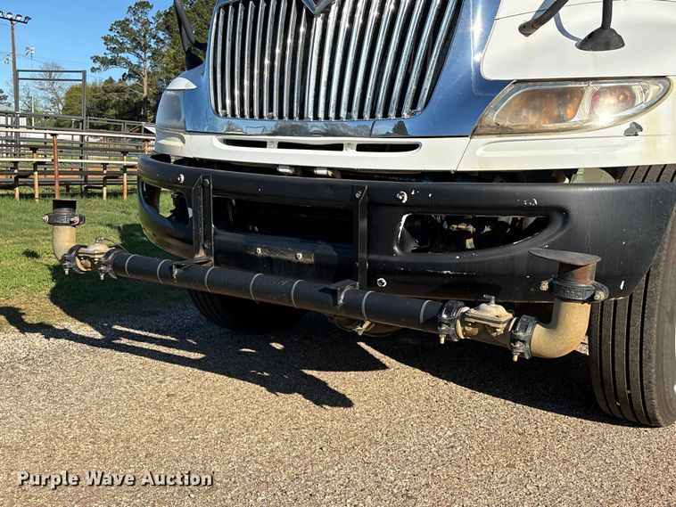 image for item EA7238 2009 International 4300 water truck