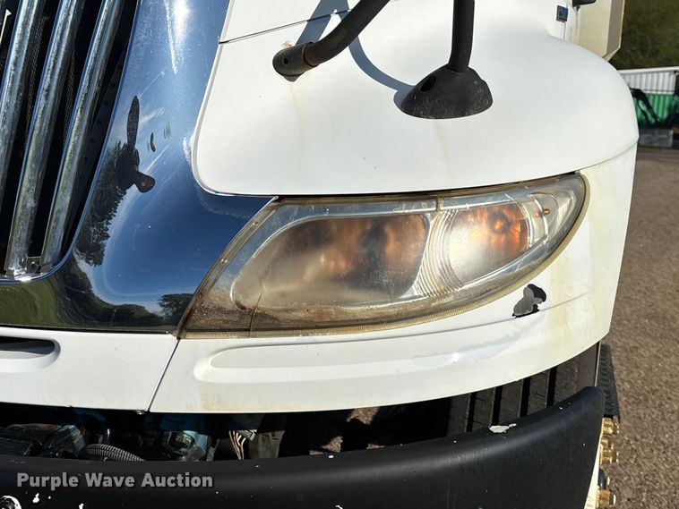 image for item EA7238 2009 International 4300 water truck