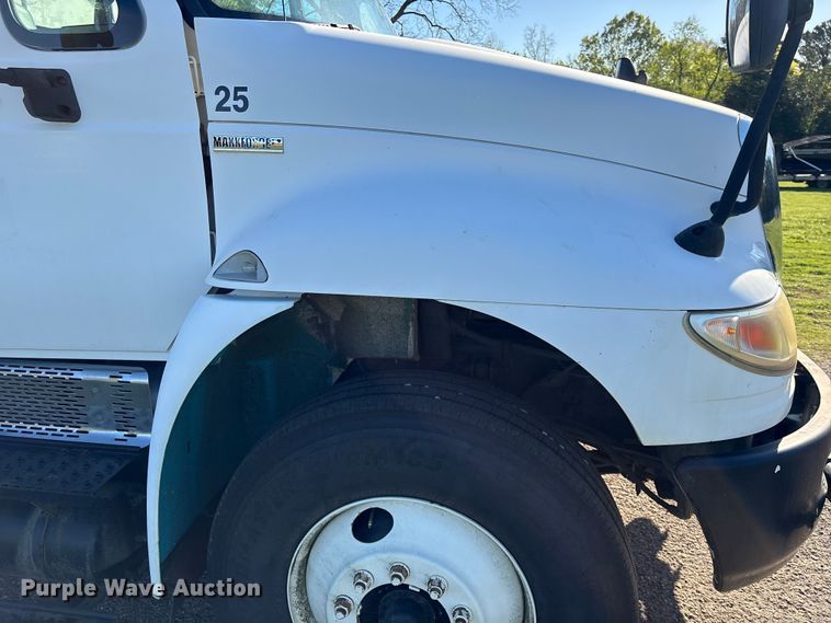 image for item EA7238 2009 International 4300 water truck