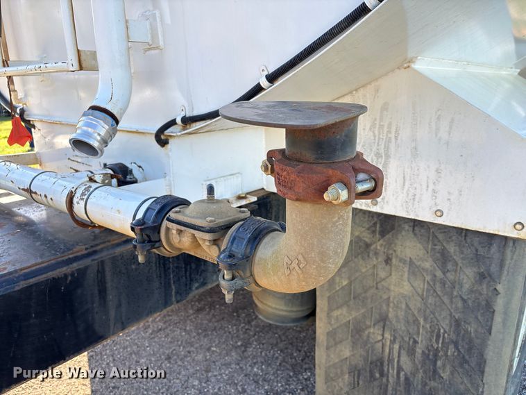 image for item EA7238 2009 International 4300 water truck