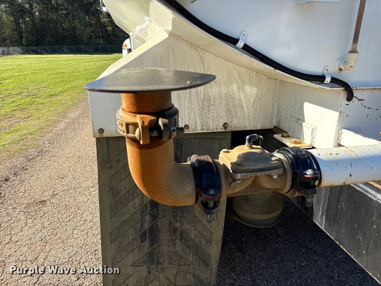 image for item EA7238 2009 International 4300 water truck