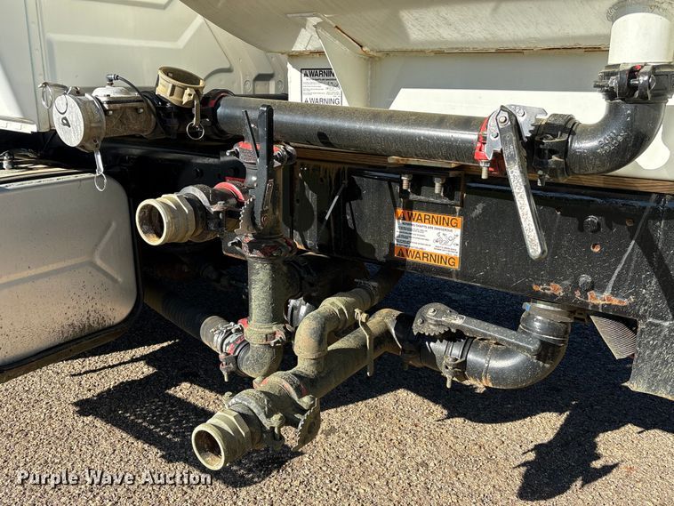 image for item EA7238 2009 International 4300 water truck