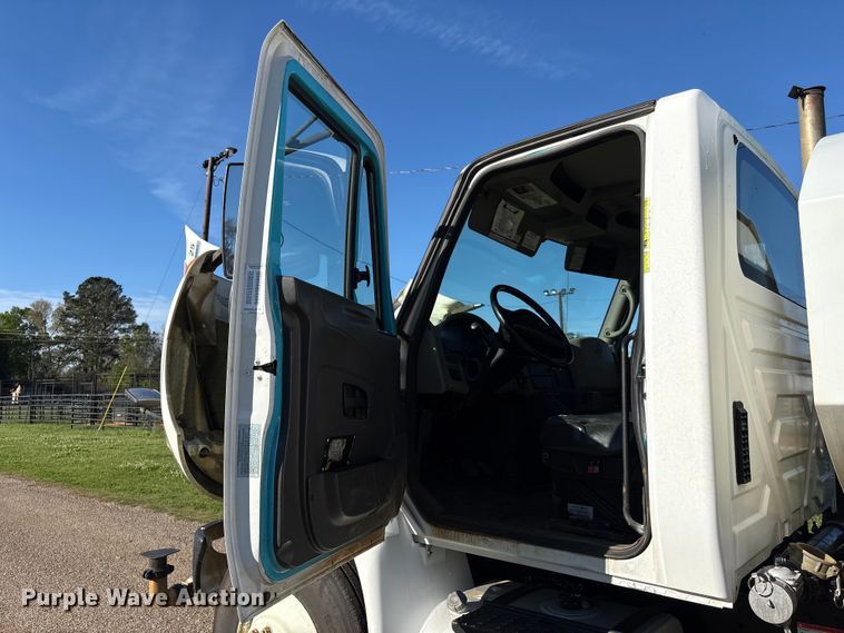 image for item EA7238 2009 International 4300 water truck