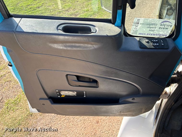 image for item EA7238 2009 International 4300 water truck