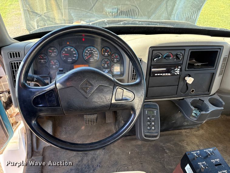 image for item EA7238 2009 International 4300 water truck