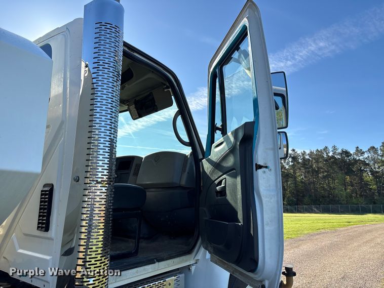 image for item EA7238 2009 International 4300 water truck