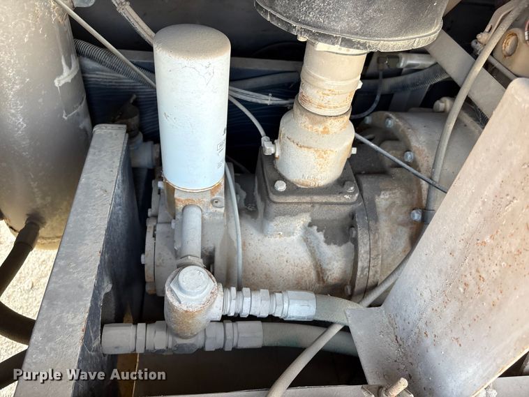 image for item EA7243 1995 LeRoi Q185DJ-E air compressor