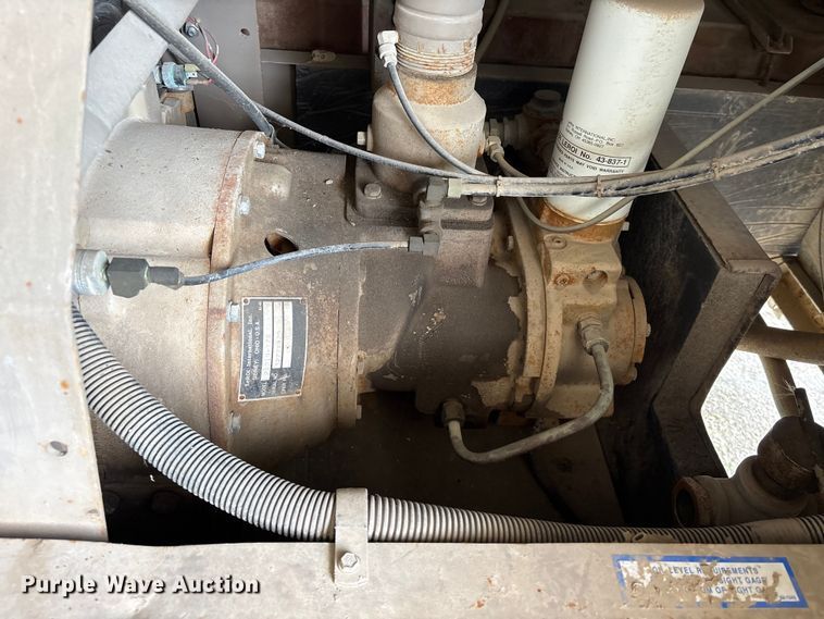 image for item EA7243 1995 LeRoi Q185DJ-E air compressor