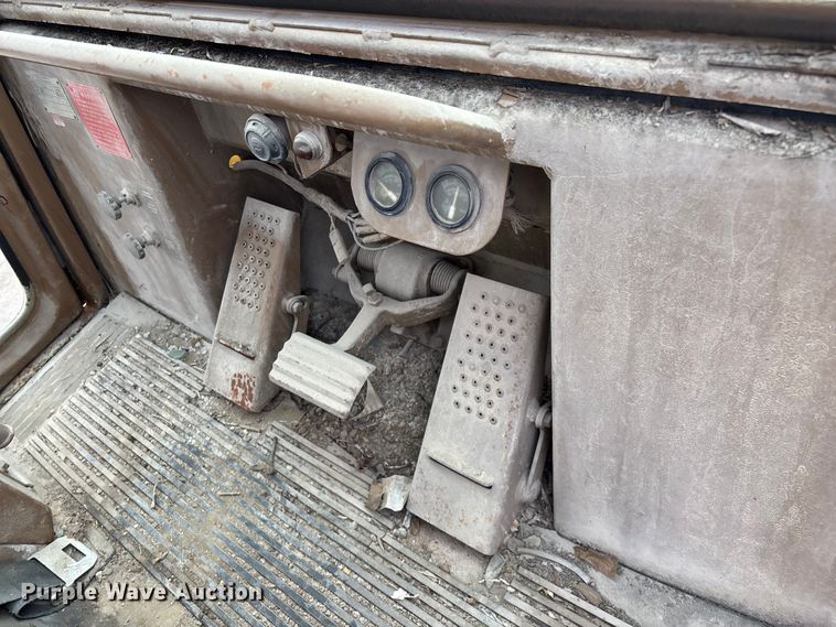 image for item EO4063 1982 Caterpillar 963 loader