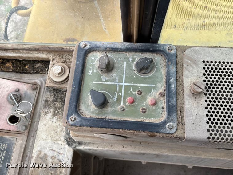 image for item EO4063 1982 Caterpillar 963 loader