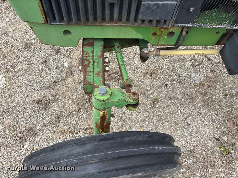 image for item EO4064 1989 John Deere 2355 tractor