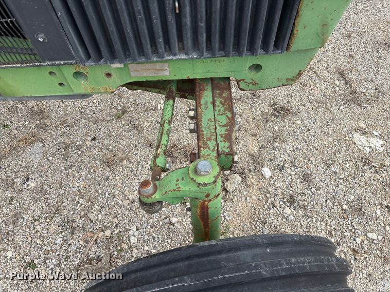 image for item EO4064 1989 John Deere 2355 tractor