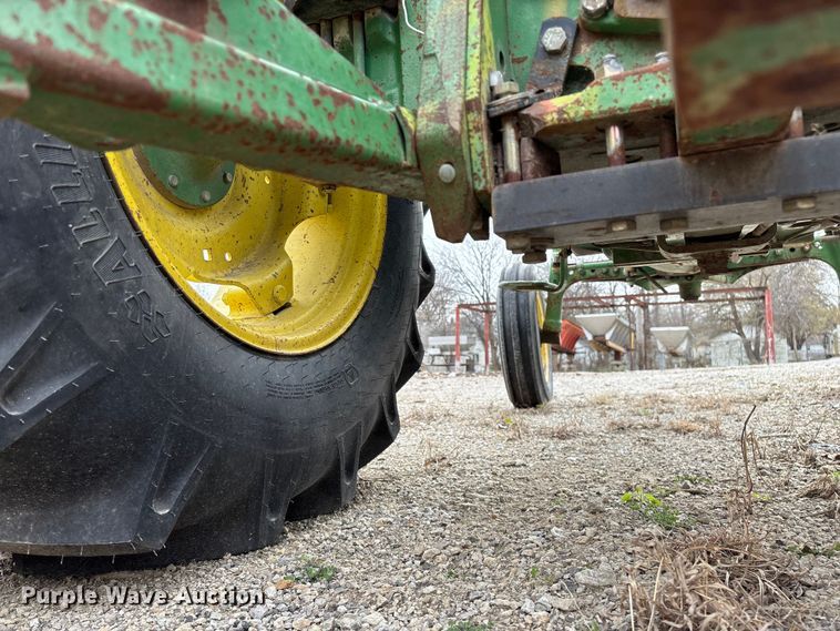 image for item EO4064 1989 John Deere 2355 tractor